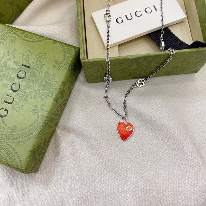 G*u*i necklaces